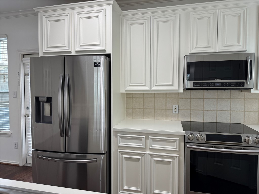 1908 Bailey Street Houston, TX 77006 - Photo 8 of 40 There's a stainless refrigerator for your convenience, as well as a stainless dishwasher, microwave, and smooth surface range.