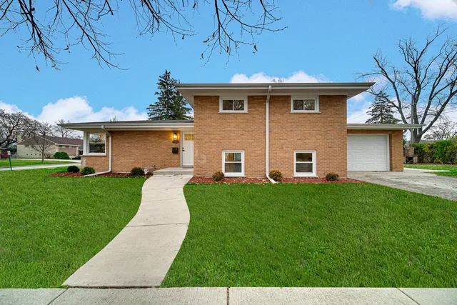 $574,999 | 1845 Everett Avenue, Des Plaines, IL 60018