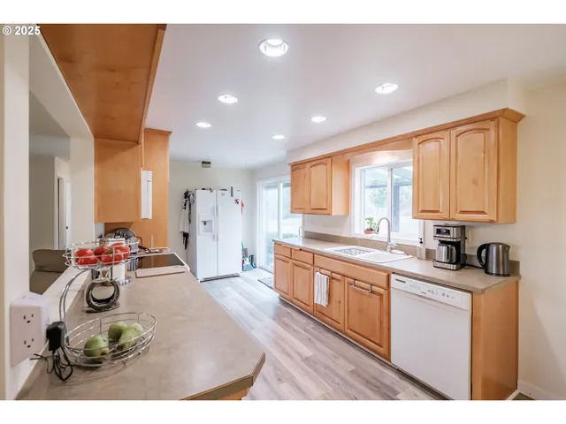 $745,000 | 40235 Rainbow Drive, Scio, OR 97374