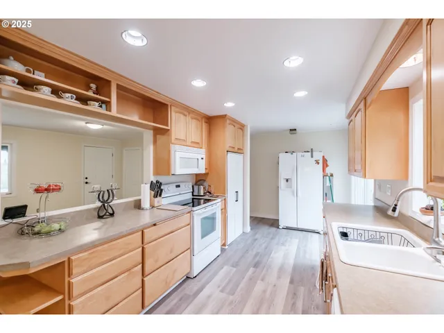 $745,000 | 40235 Rainbow Drive, Scio, OR 97374