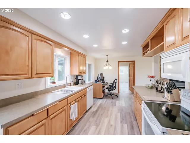 $745,000 | 40235 Rainbow Drive, Scio, OR 97374