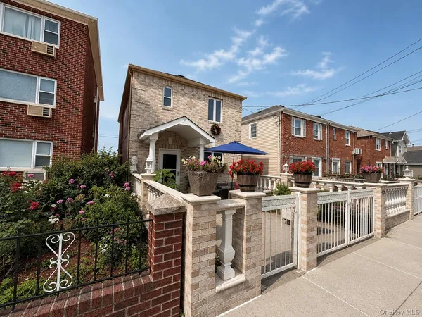 $899,000 | 1626 Bayview Avenue | Spencer Estates