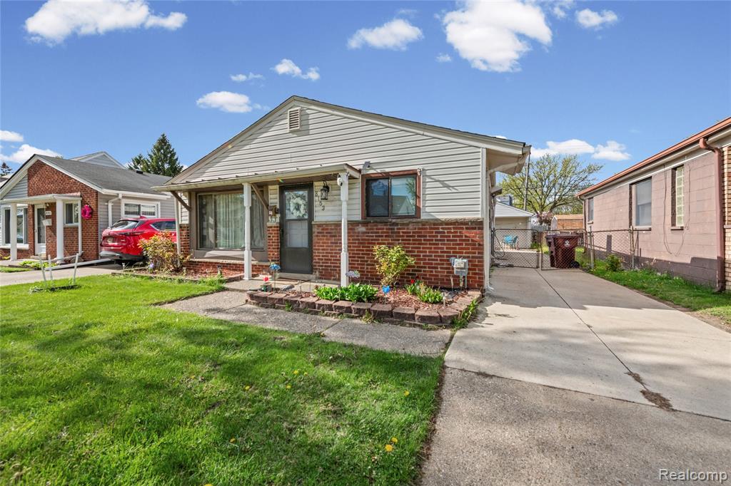 8153 Dale Center Line, MI 48015 - Photo 2 of 19