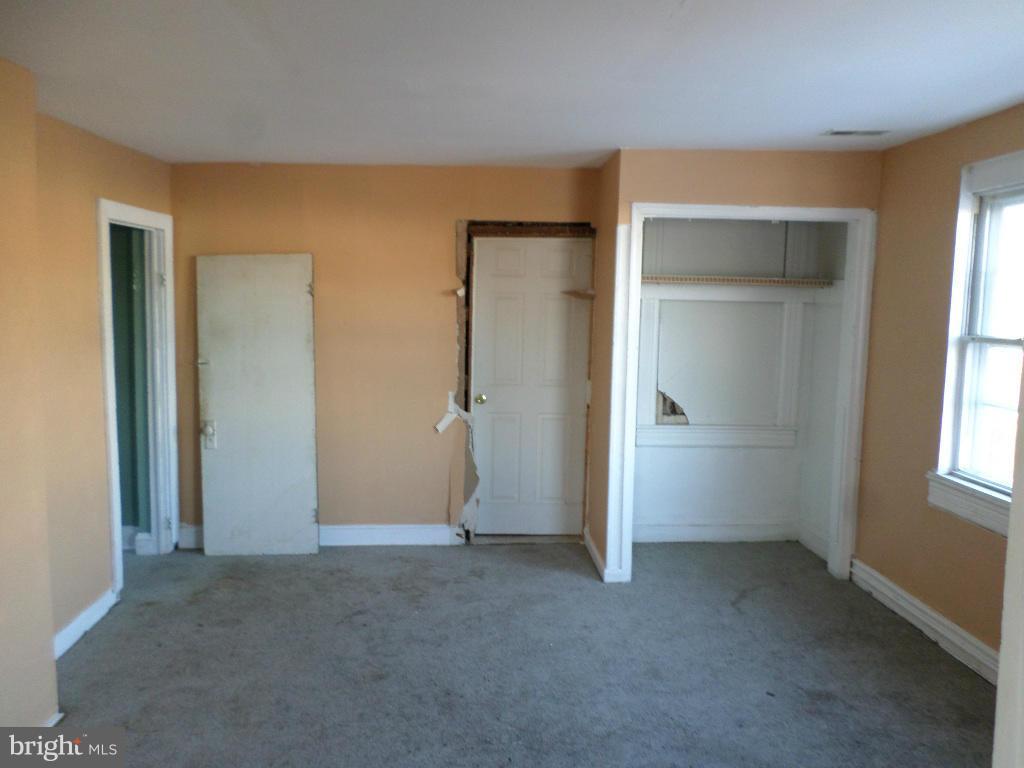 4534 Harford Road Baltimore, MD 21214 - Photo 13 of 18 an empty room with windows and closet