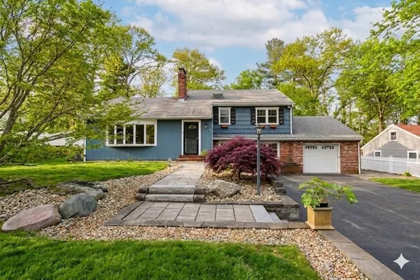 $749,000 | 25 Lakeview Avenue, Holbrook, MA 02343