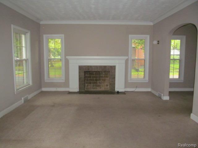 261-838280  LIVING ROOM.JPG