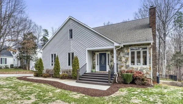 a view of a house with backyard and garden
