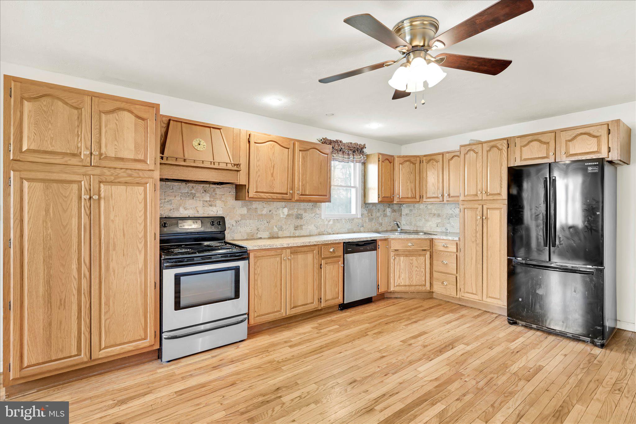 35 Hillside Road Pottsville, PA 17901 - Photo 11 of 33 Bright and inviting kitchen space.
