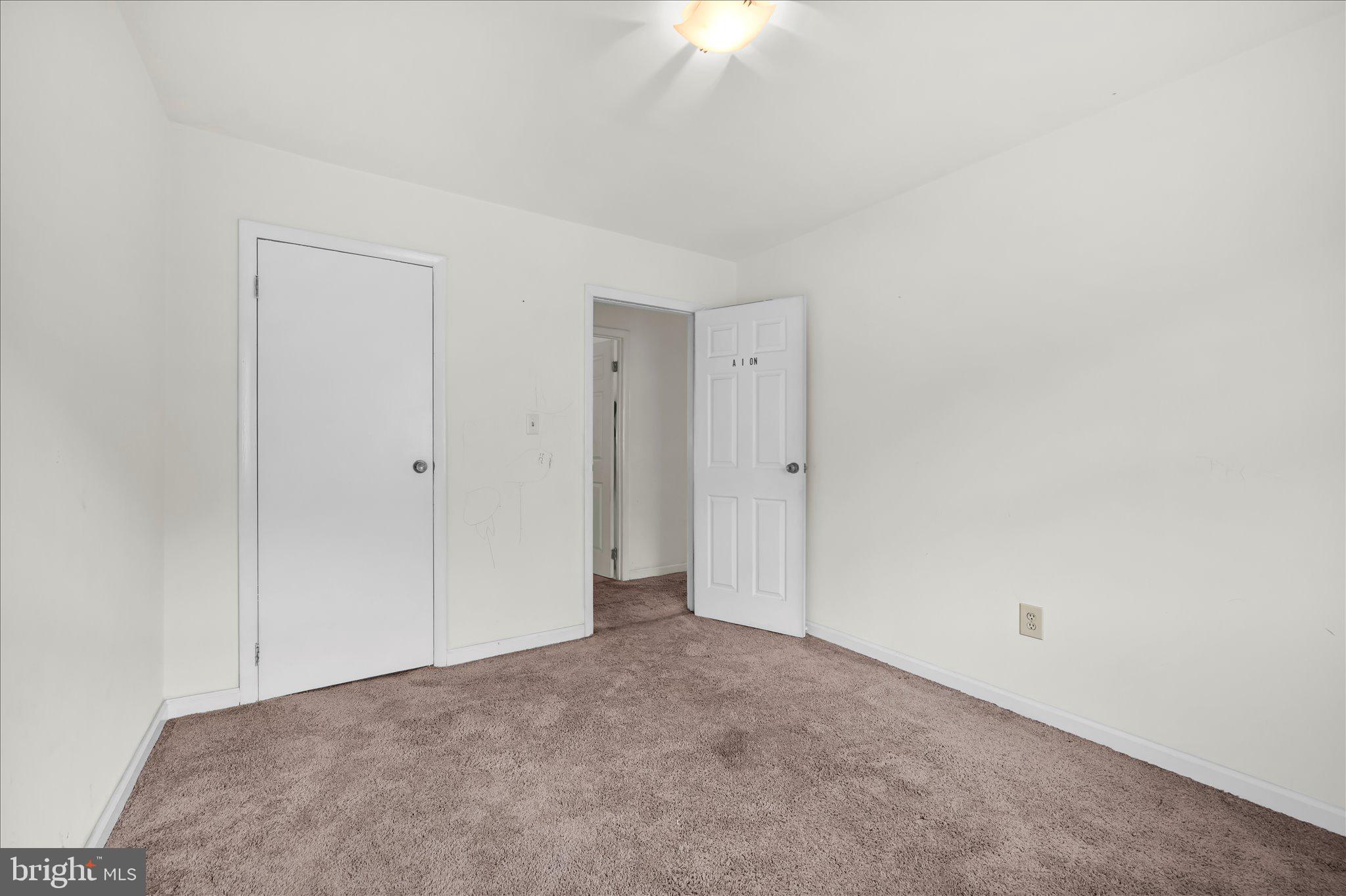 35 Hillside Road Pottsville, PA 17901 - Photo 22 of 33 Spacious room with soft carpet charm.