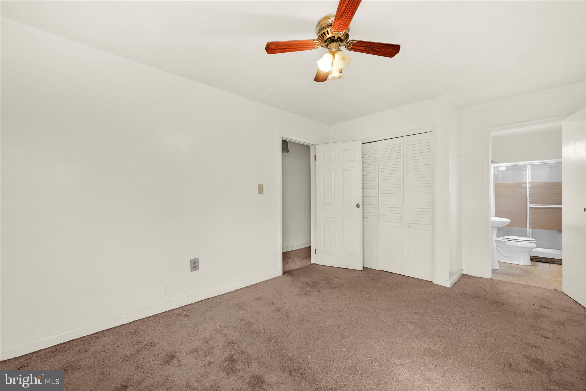 35 Hillside Road Pottsville, PA 17901 - Photo 25 of 33 Spacious room with natural light.