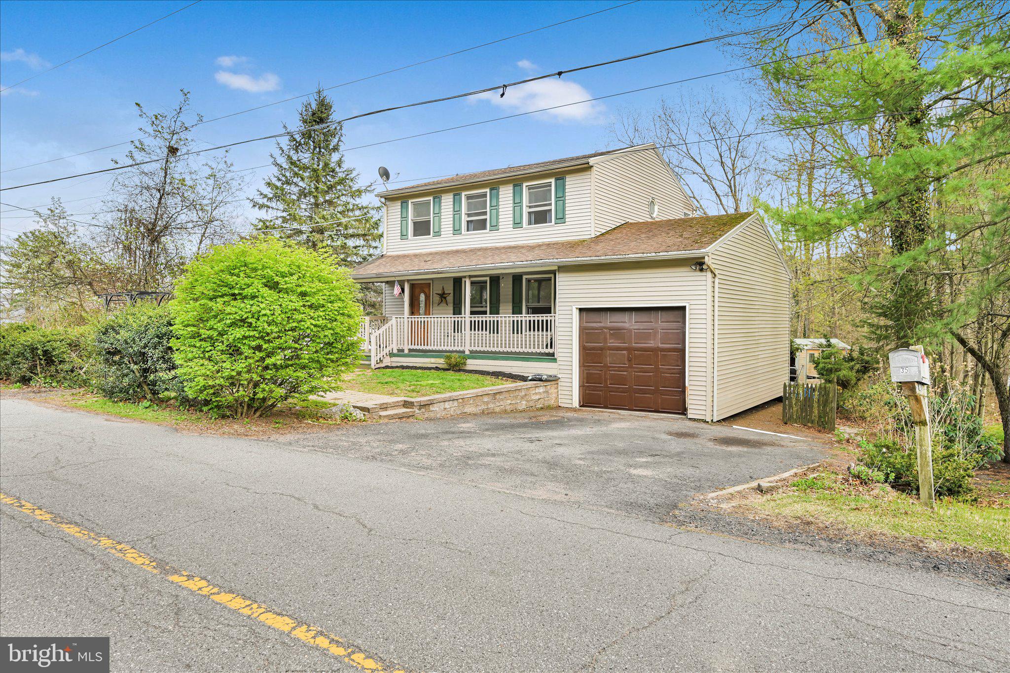35 Hillside Road Pottsville, PA 17901 - Photo 6 of 33 Charming home with lush greenery.