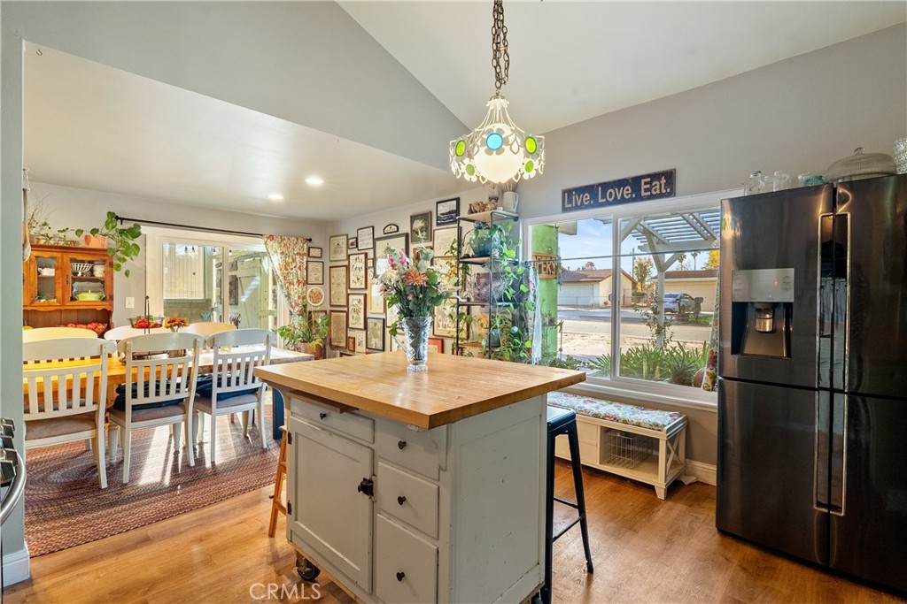 8892 Palomar Avenue Atascadero, CA 93422 - Photo 12 of 49 A large front picture window fills the kitchen with natural light, perfect for baking and cooking. The kitchen measures approximately 13'6" x 11'3".
