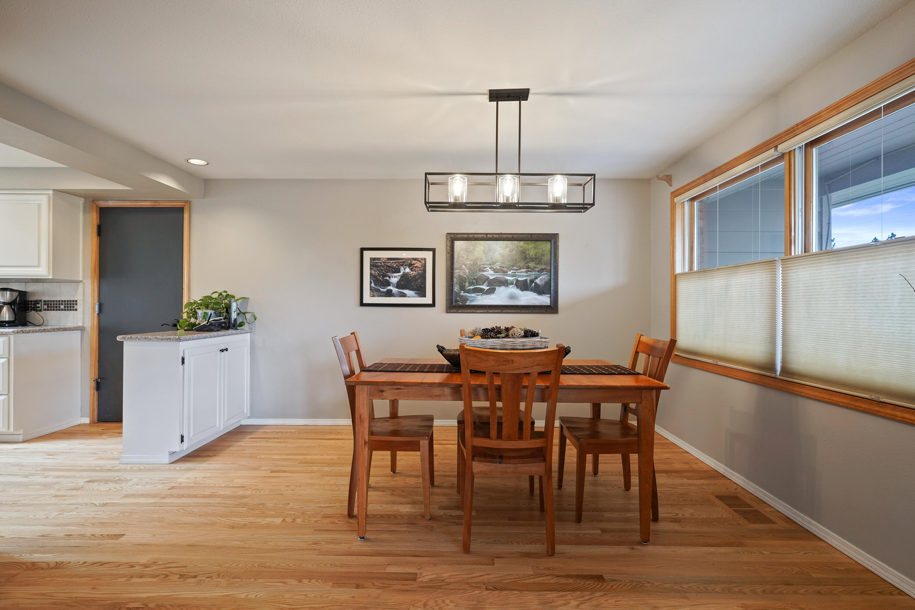 70030 Meadow View Road Sisters, OR 97759 - Photo 7 of 43 a view of a dining room with furniture
