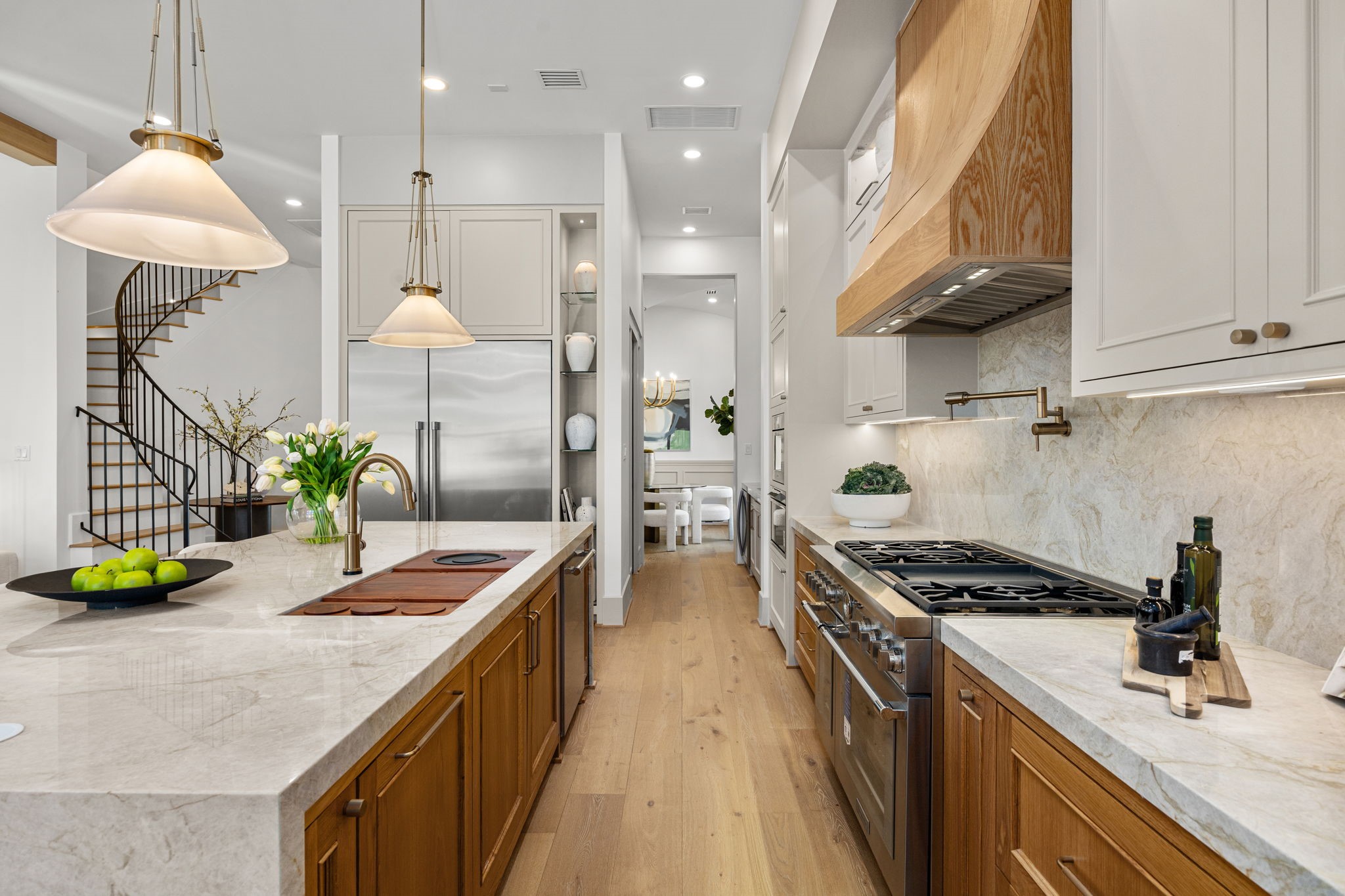 1032 West 41st Street Houston, TX 77018 - Photo 46 of 46 Fully loaded Chef''s Kitchen look onto the Family Room & Breakfast area in an open floor plan. Perfect for entertaining.
