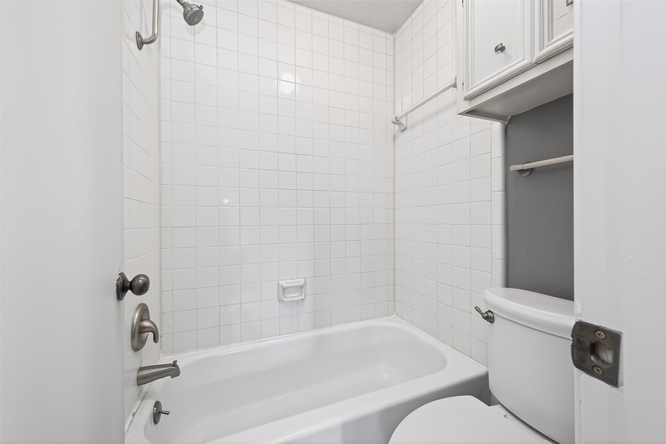 6700 Richardson Road, Unit 305 Houston, TX 77069 - Photo 26 of 46 a bathroom with a bathtub