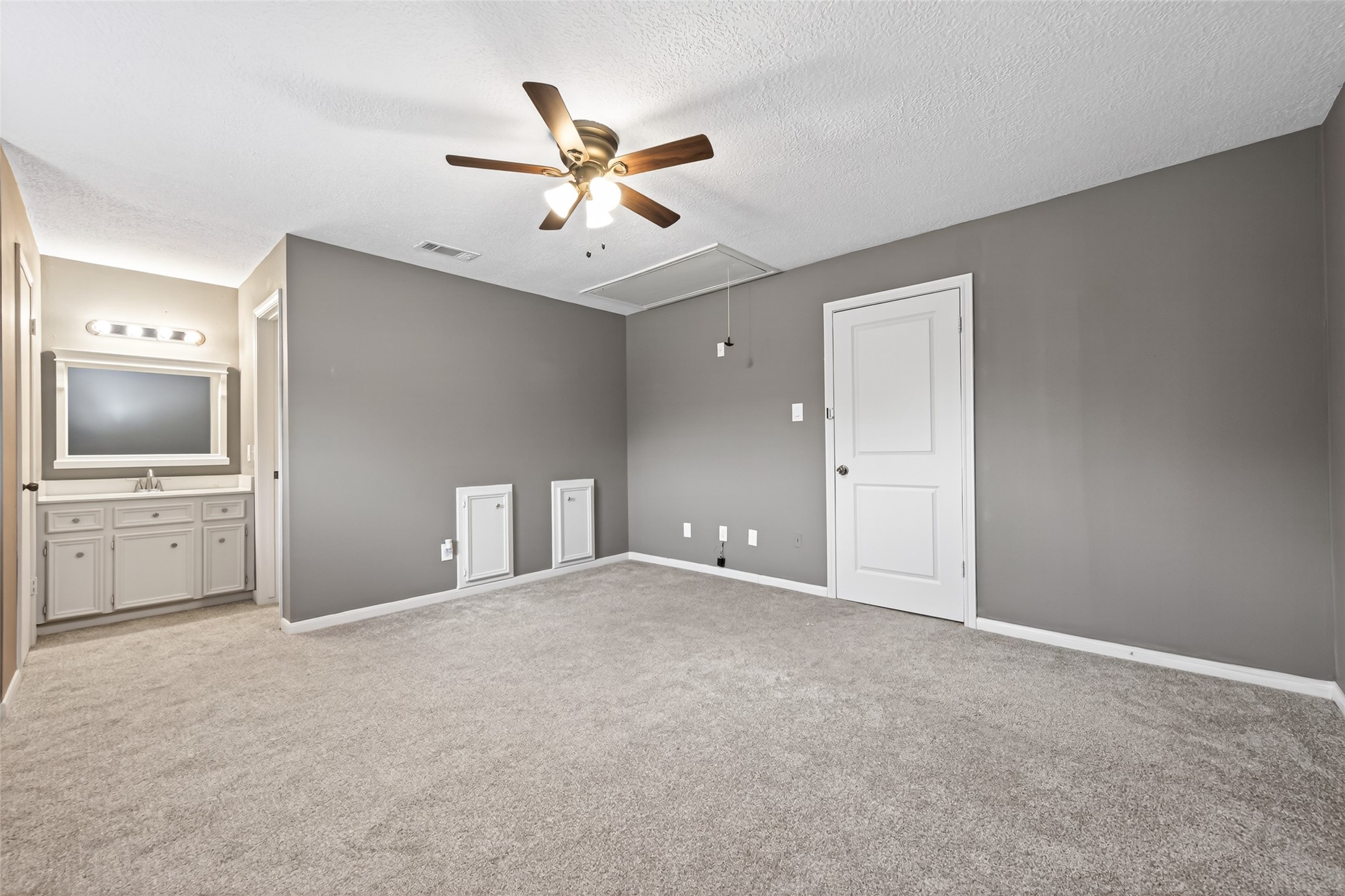 6700 Richardson Road, Unit 305 Houston, TX 77069 - Photo 32 of 46 a view of a livingroom with a kitchen