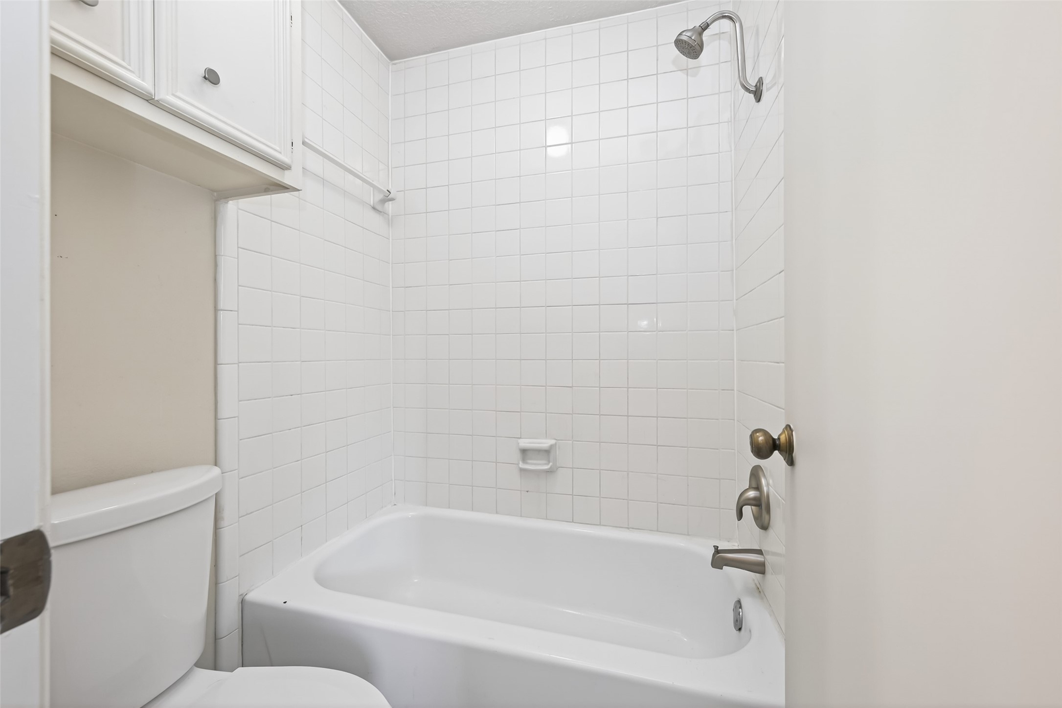 6700 Richardson Road, Unit 305 Houston, TX 77069 - Photo 35 of 46 a bathroom with a bathtub