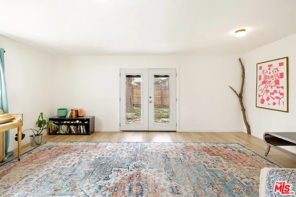 a view of livingroom with furniture
