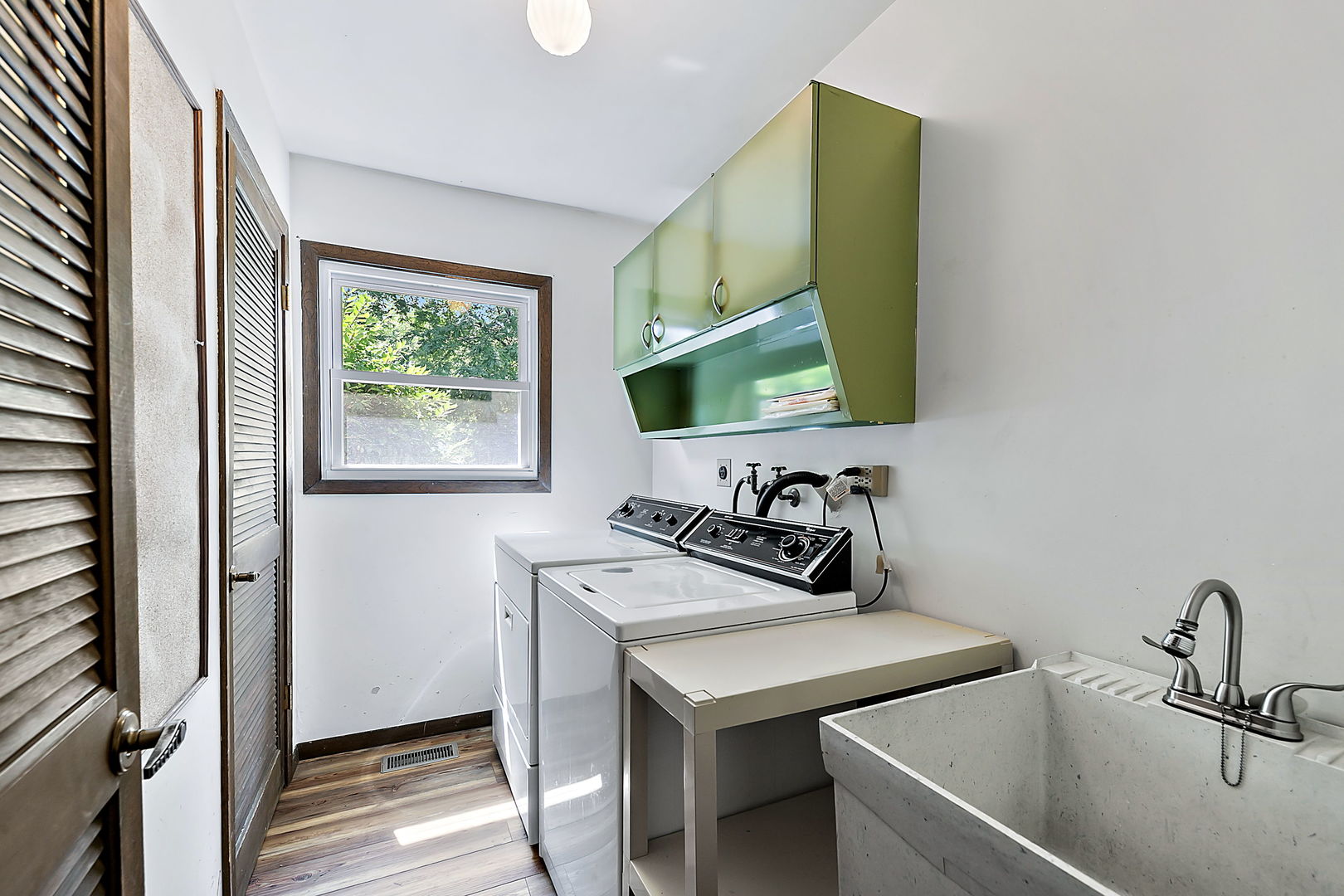2080 Springside Drive Naperville, IL 60565 - Photo 20 of 31 a bathroom with a sink and a mirror