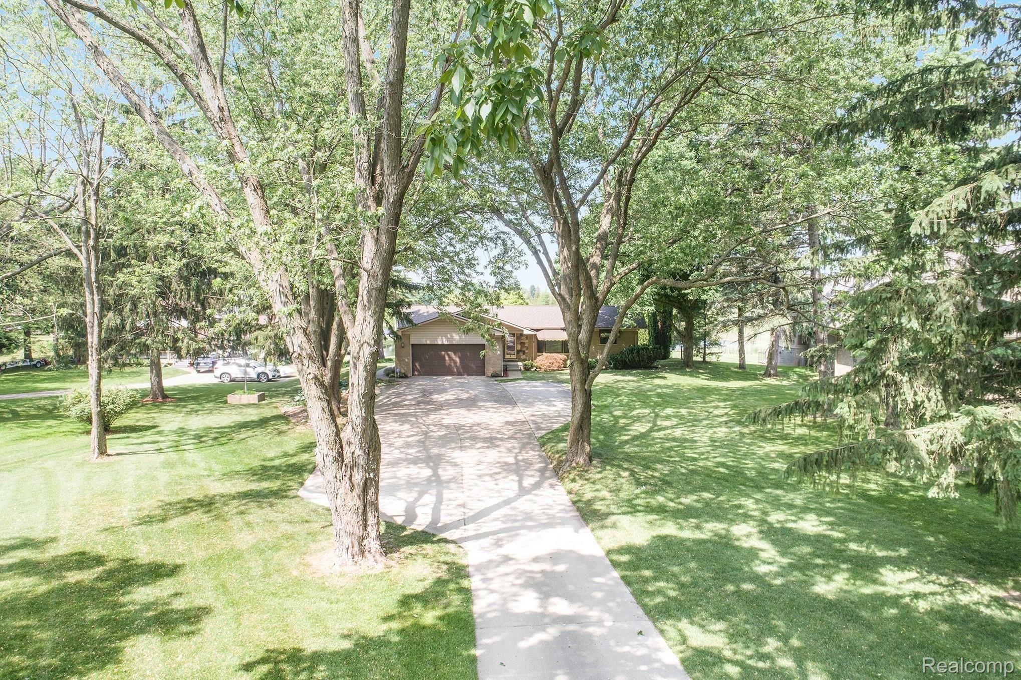 9705 Pine Knob Road Clarkston, MI 48348 - Photo 21 of 40 Long driveway view.jpg