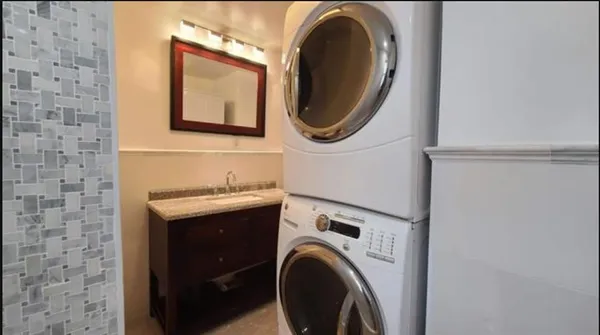 $2,995 | 476 Gregory Avenue, Unit 2, Weehawken, NJ 07086