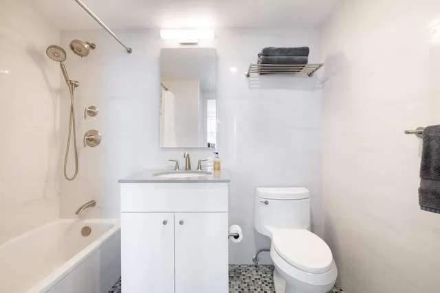 $2,595,000 | 860 United Nations Plaza, Unit 25B | Midtown East