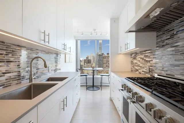 $2,595,000 | 860 United Nations Plaza, Unit 25B | Midtown East