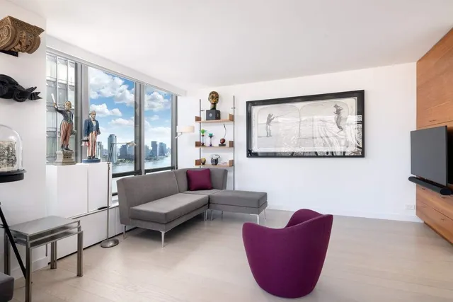 $2,595,000 | 860 United Nations Plaza, Unit 25B | Midtown East