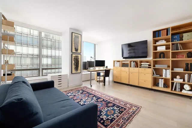 $2,595,000 | 860 United Nations Plaza, Unit 25B | Midtown East