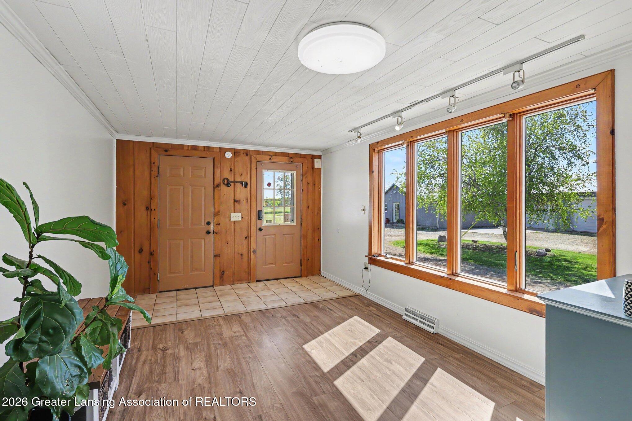 2426 East Colony Road St. Johns, MI 48879 - Photo 4 of 45 Foyer
