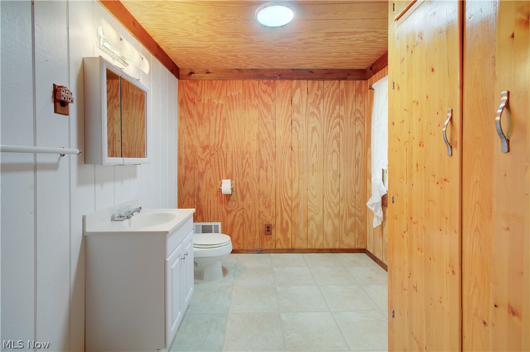 2385 Valley Road Beloit, OH 44609 - Photo 24 of 50 2nd Floor 1/2 Bath