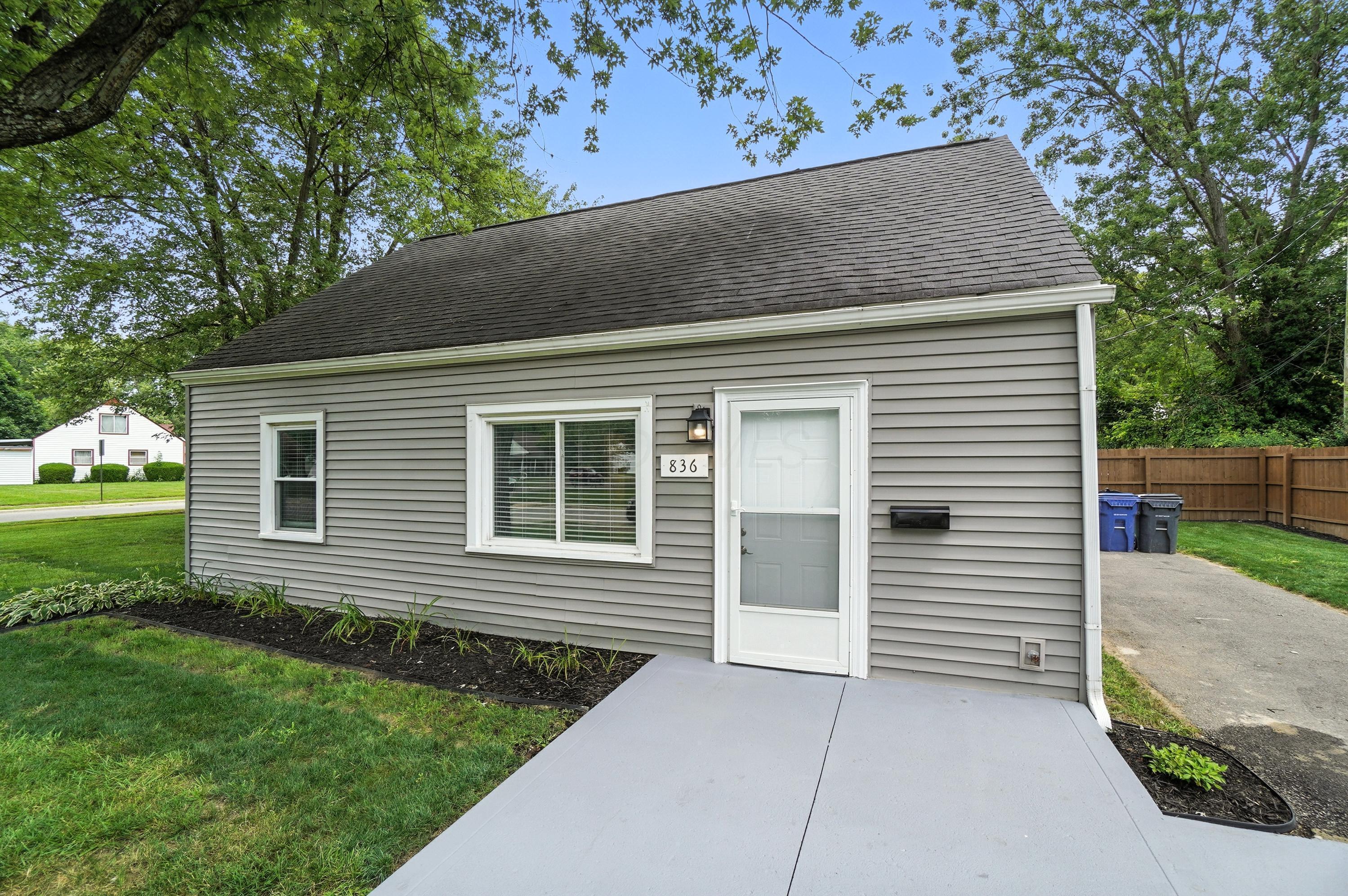 836 Antwerp Road Columbus, OH 43213 - Photo 3 of 26 002 (3)