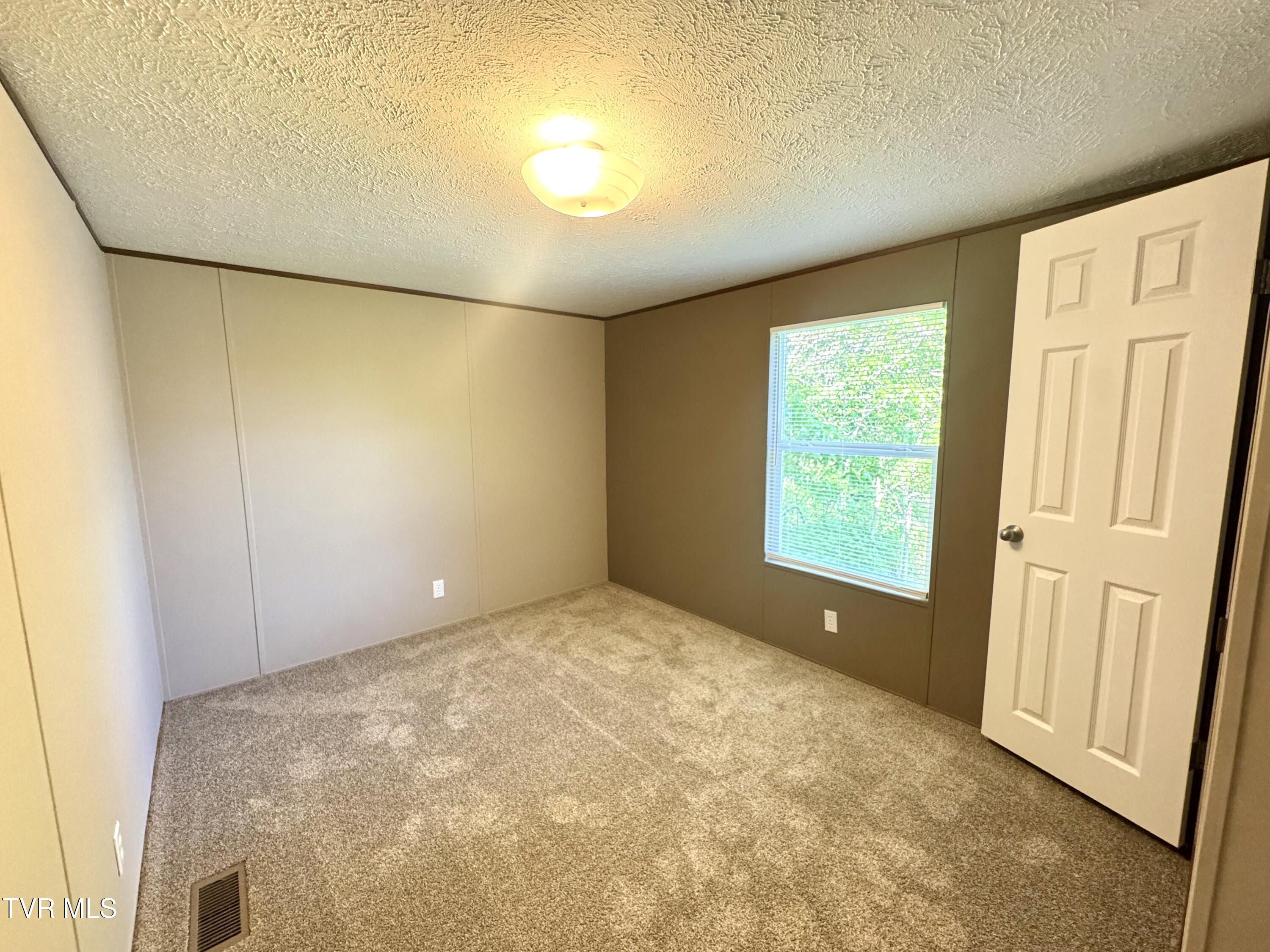 236 Redwood Drive Raven, VA 24639 - Photo 5 of 18 IMG_4793