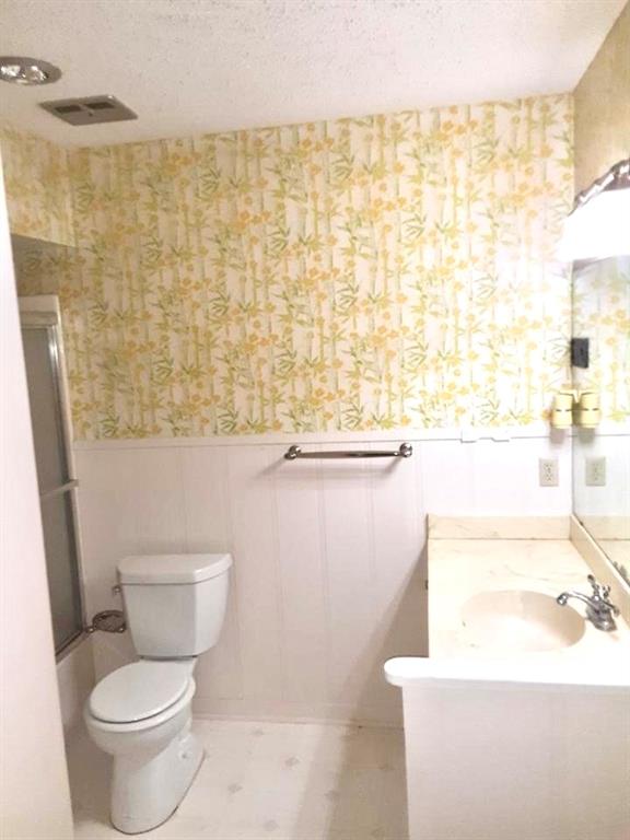 10495 Fm 346 Street West Flint, TX 75762 - Photo 14 of 19 a bathroom with a toilet a sink and a bathtub