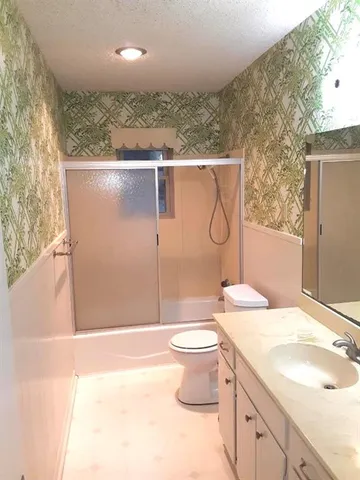 a view of empty room with window