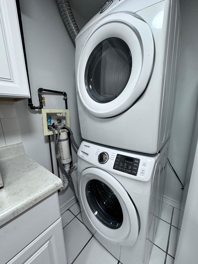 240 West 31st Street, Unit 2W Chicago, IL 60616 - Photo 8 of 9 a utility room with dryer and washer