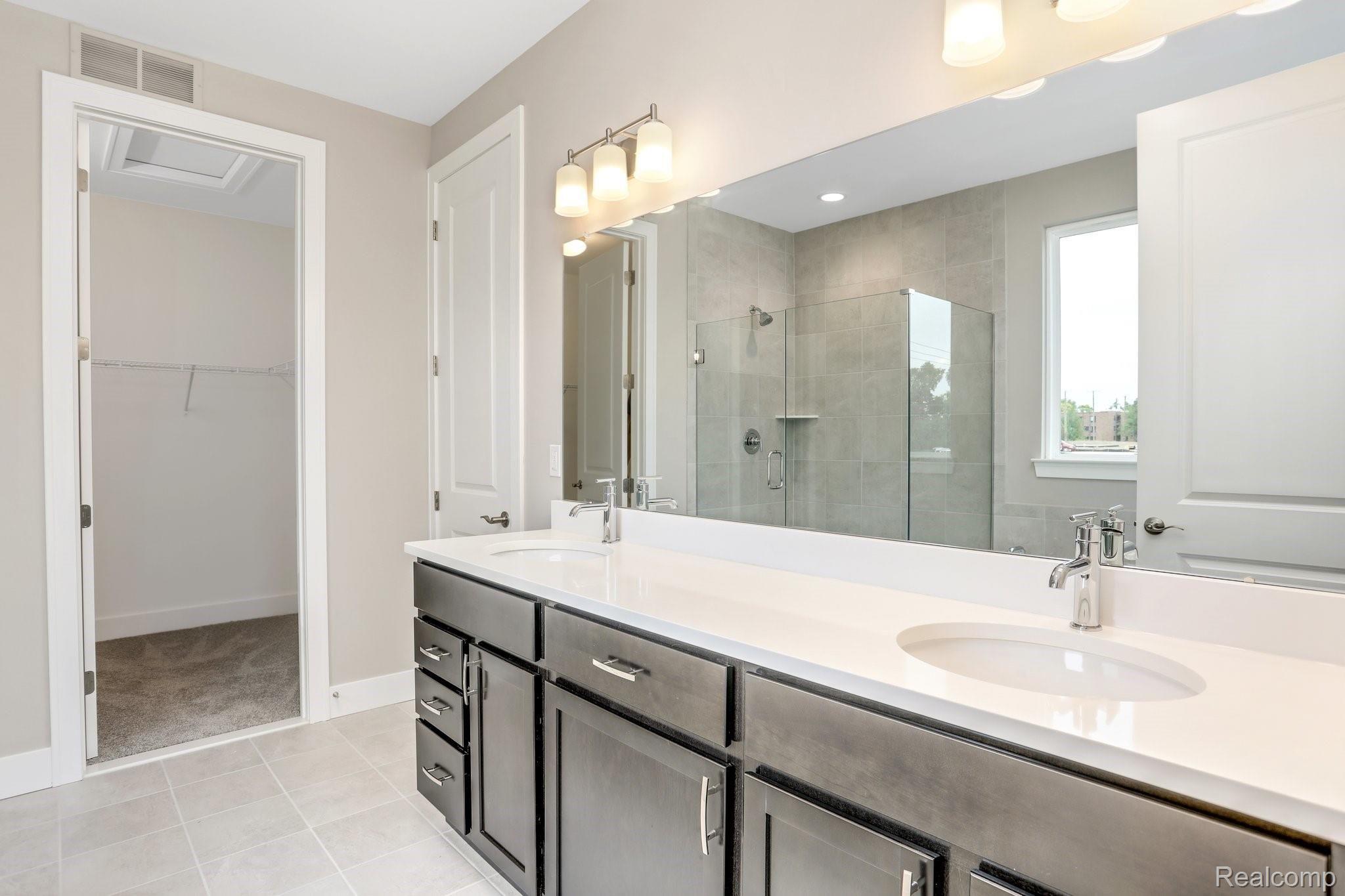 208 Mulberry Lane Rochester, MI 48309 - Photo 20 of 28 22-web-or-mls-208 Mullberry Lane Rochester Hills0022.jpg
