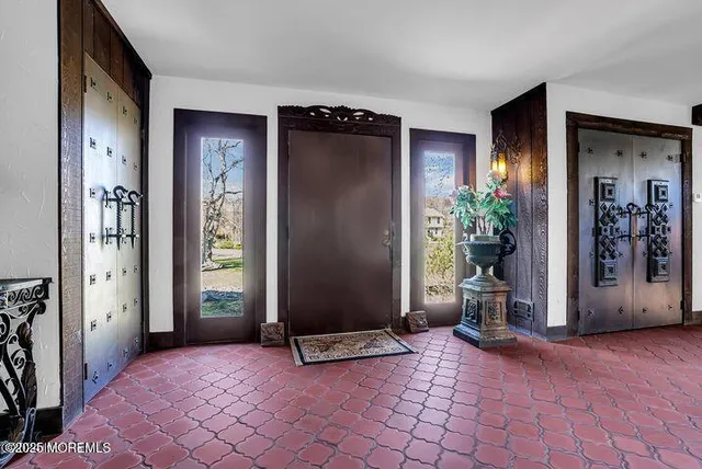 a view of entryway front of a house