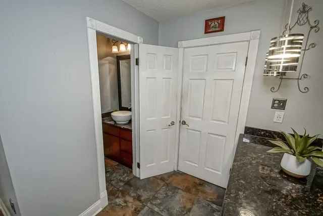 $550,000 | 4804 Chateau Drive, Metairie, LA 70002