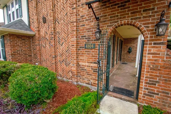 $525,000 | 4804 Chateau Drive, Metairie, LA 70002