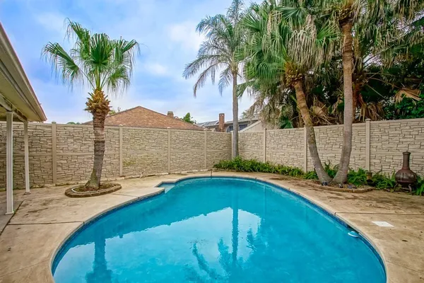 $525,000 | 4804 Chateau Drive, Metairie, LA 70002