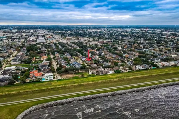 $525,000 | 4804 Chateau Drive, Metairie, LA 70002