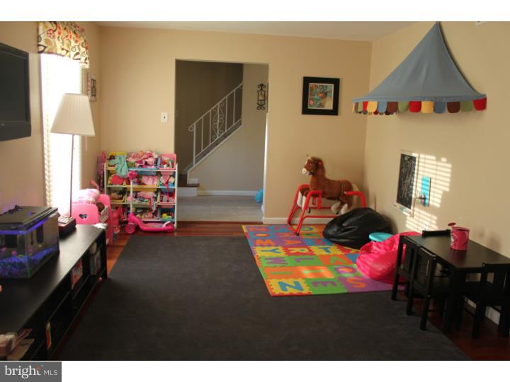 61 Freedom Road Sewell, NJ 08080 - Photo 11 of 25 Living Room