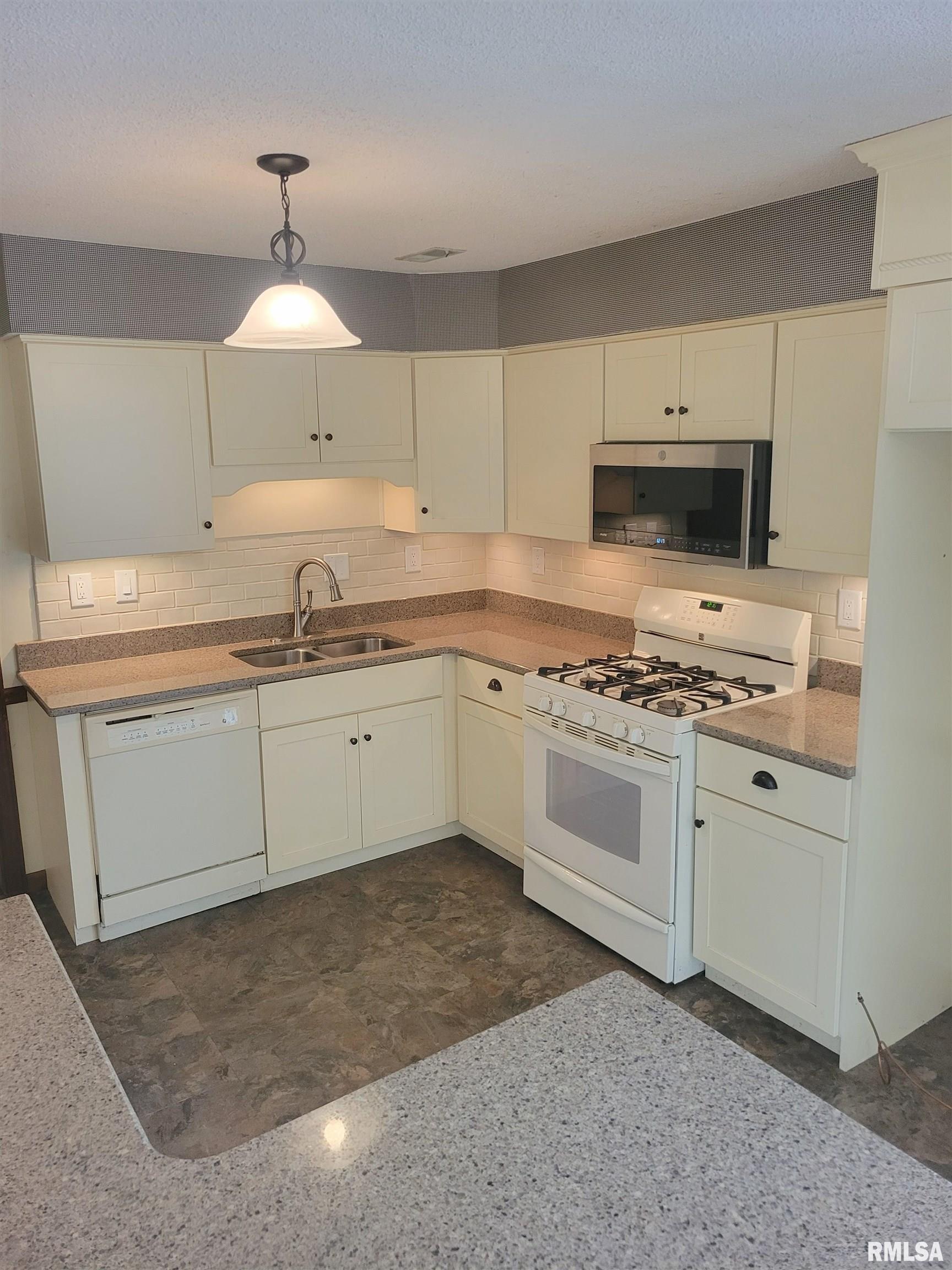 120 Agustus Lane Springfield, IL 62703 - Photo 9 of 24