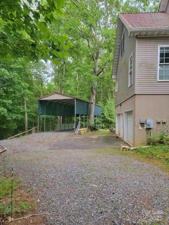 a view of a house with backyard and garden