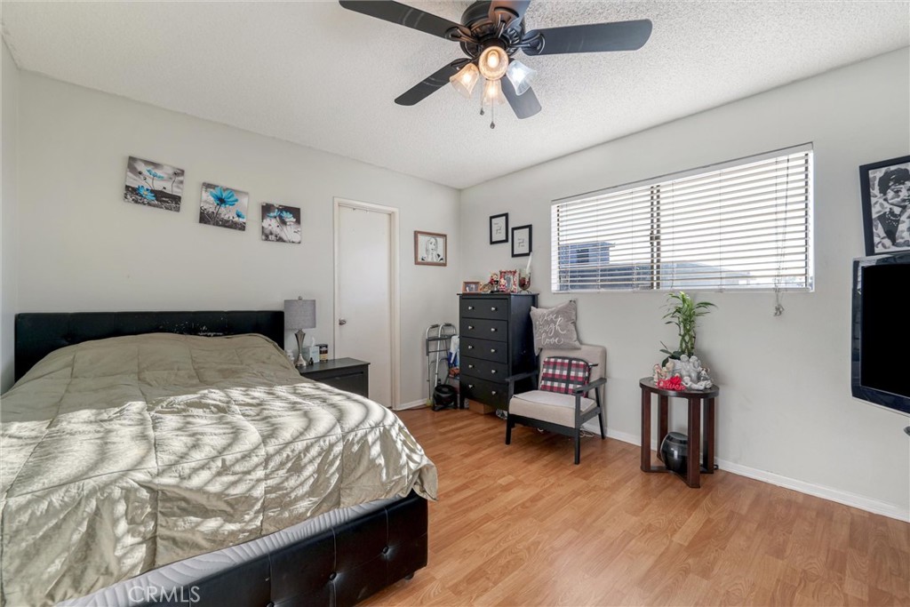 19545 Sherman Way, Unit 97 Reseda, CA 91335 - Photo 13 of 26 a bedroom with a bed and a flat tv screen
