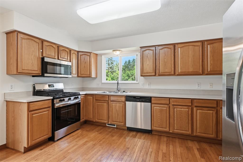 4482 Pleasant Valley Road Brighton, MI 48114 - Photo 11 of 35