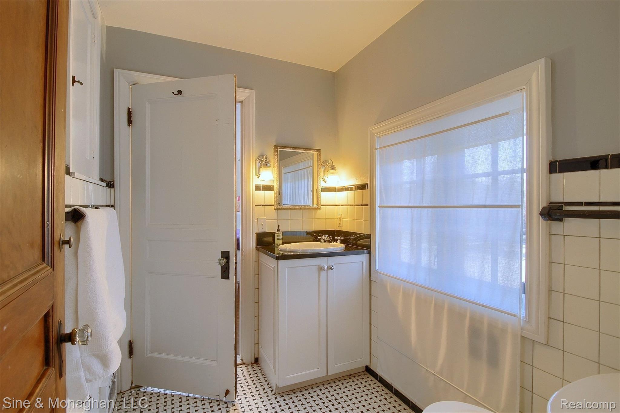 600 Lincoln Road Grosse Pointe, MI 48230 - Photo 16 of 37 17-Master Bathroom.jpg