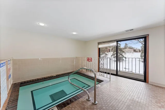 $184,900 | 10 Windsor Court, Unit 102, New Brighton, MN 55112