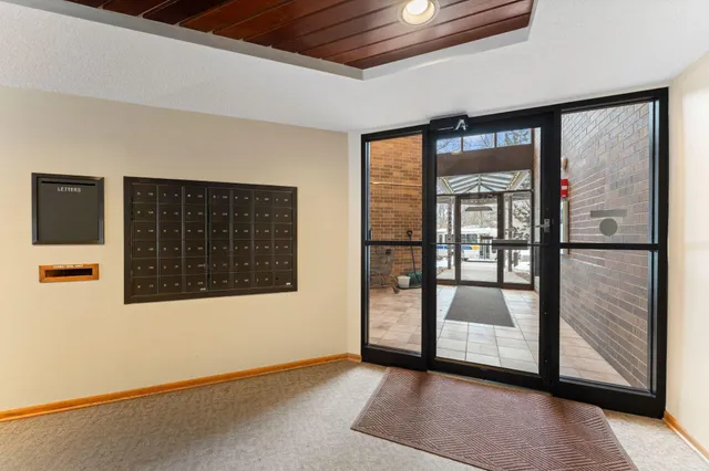 $184,900 | 10 Windsor Court, Unit 102, New Brighton, MN 55112